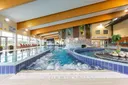 Aquapark Kravaře s bazény a divokou řekou. Prostor vypadá čistě a poměrně moderně.