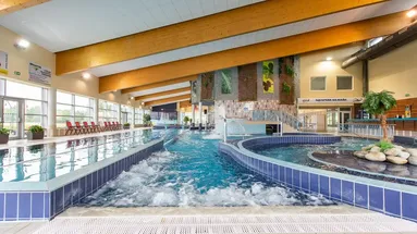 Aquapark Kravaře s bazény a divokou řekou. Prostor vypadá čistě a poměrně moderně.