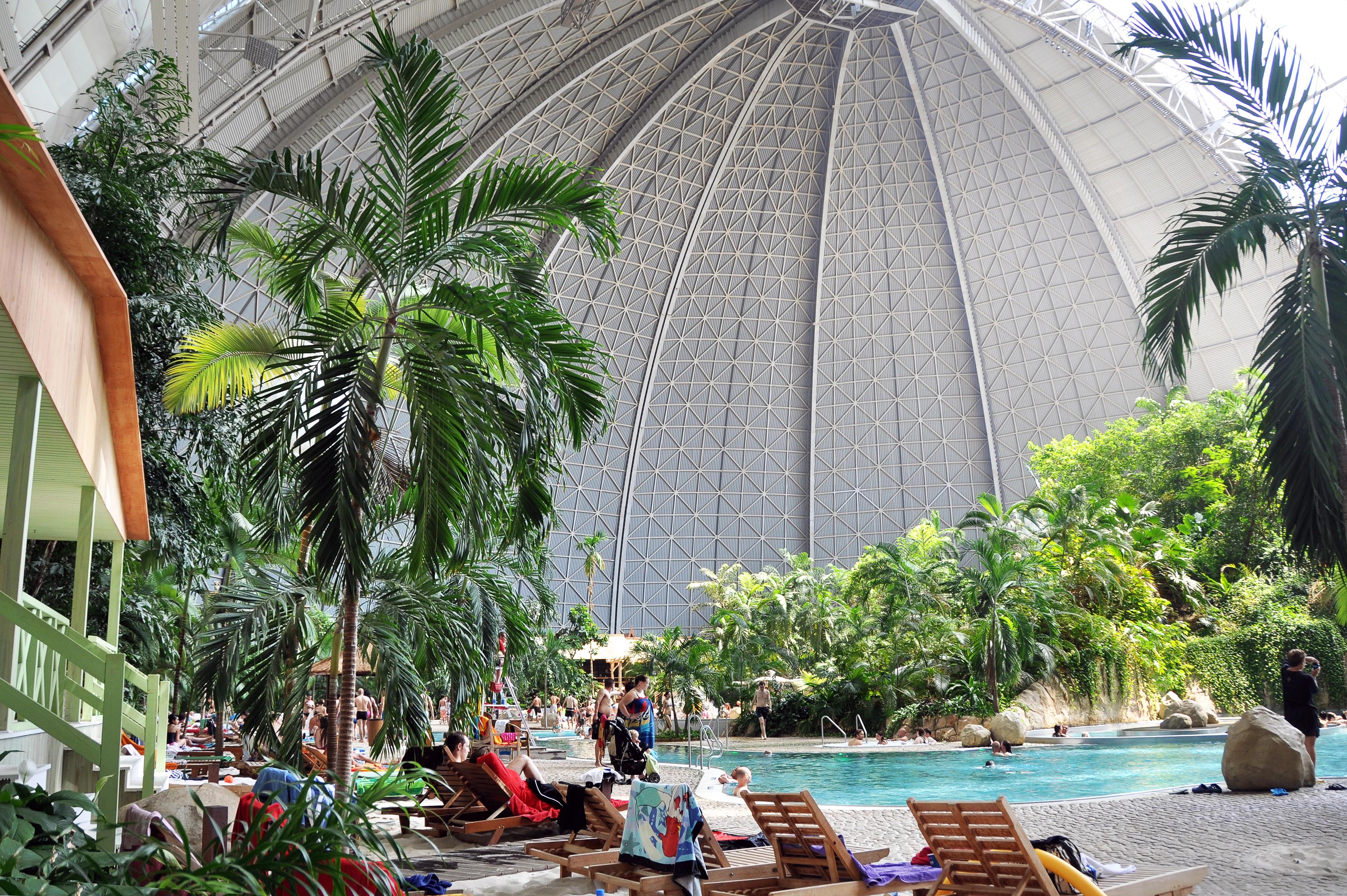 Impozantní pohled na vysoký strop, palmy a bazén v Tropical Islands.