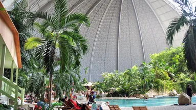 Impozantní pohled na vysoký strop, palmy a bazén v Tropical Islands.