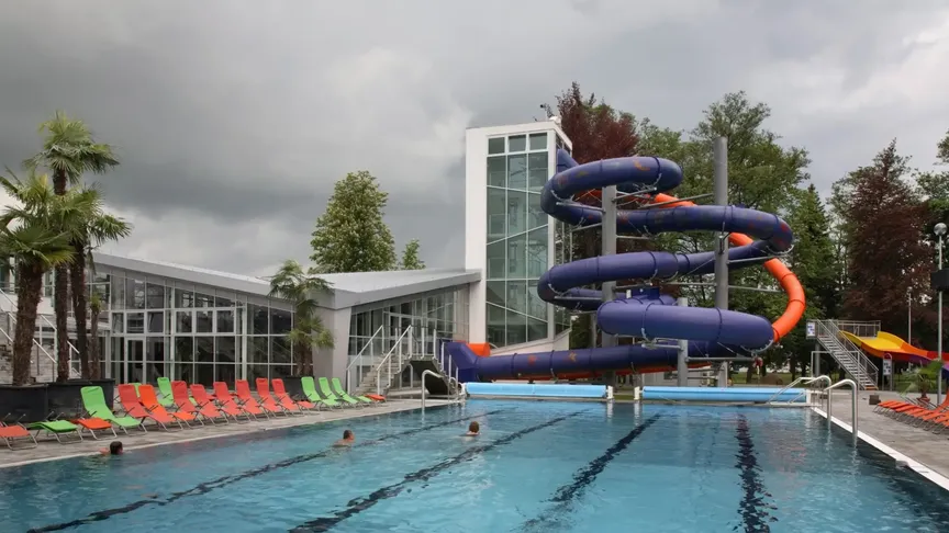 Aquapark Turčianské Teplice, pohled na bazén s tobogánem