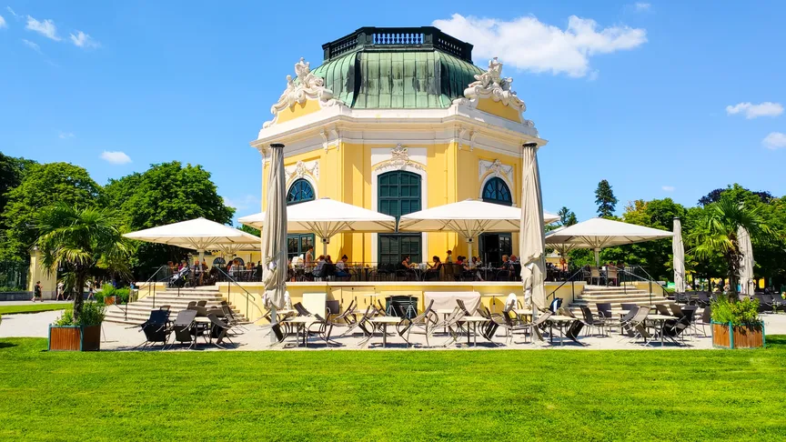 Krásné posezení na letní zahrádce restaurace Kaiserpavillon ležící ve vídeňské ZOO.