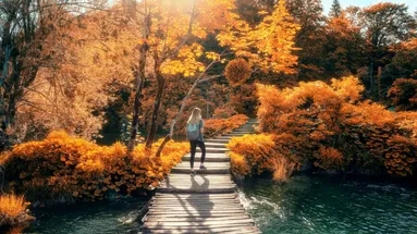 Žena v podzimní přírodě