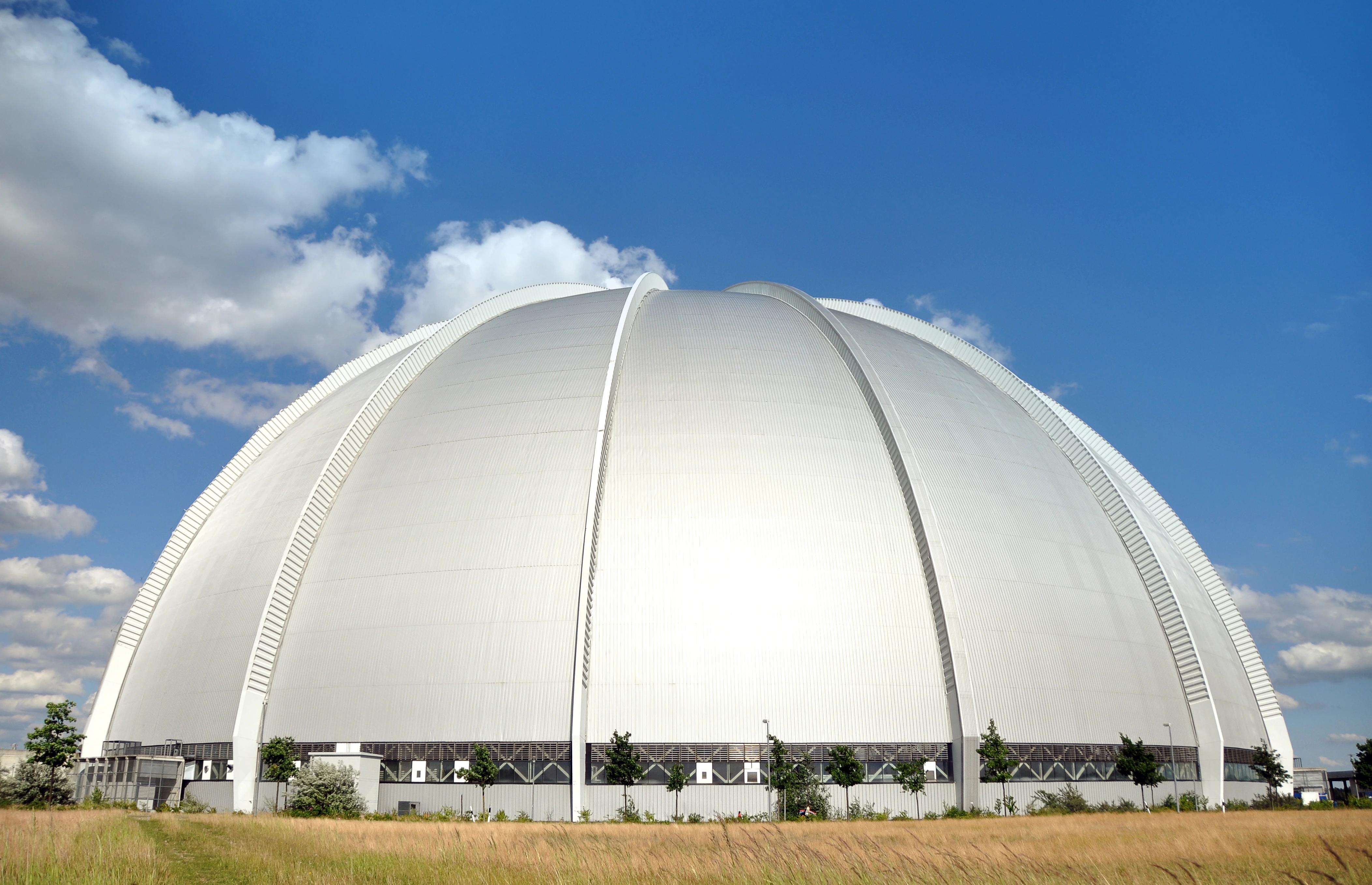 Pohled zvenku na obrovský hangár Tropical Islands.