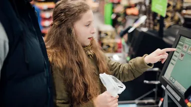 dívka u samoobslužné pokladny