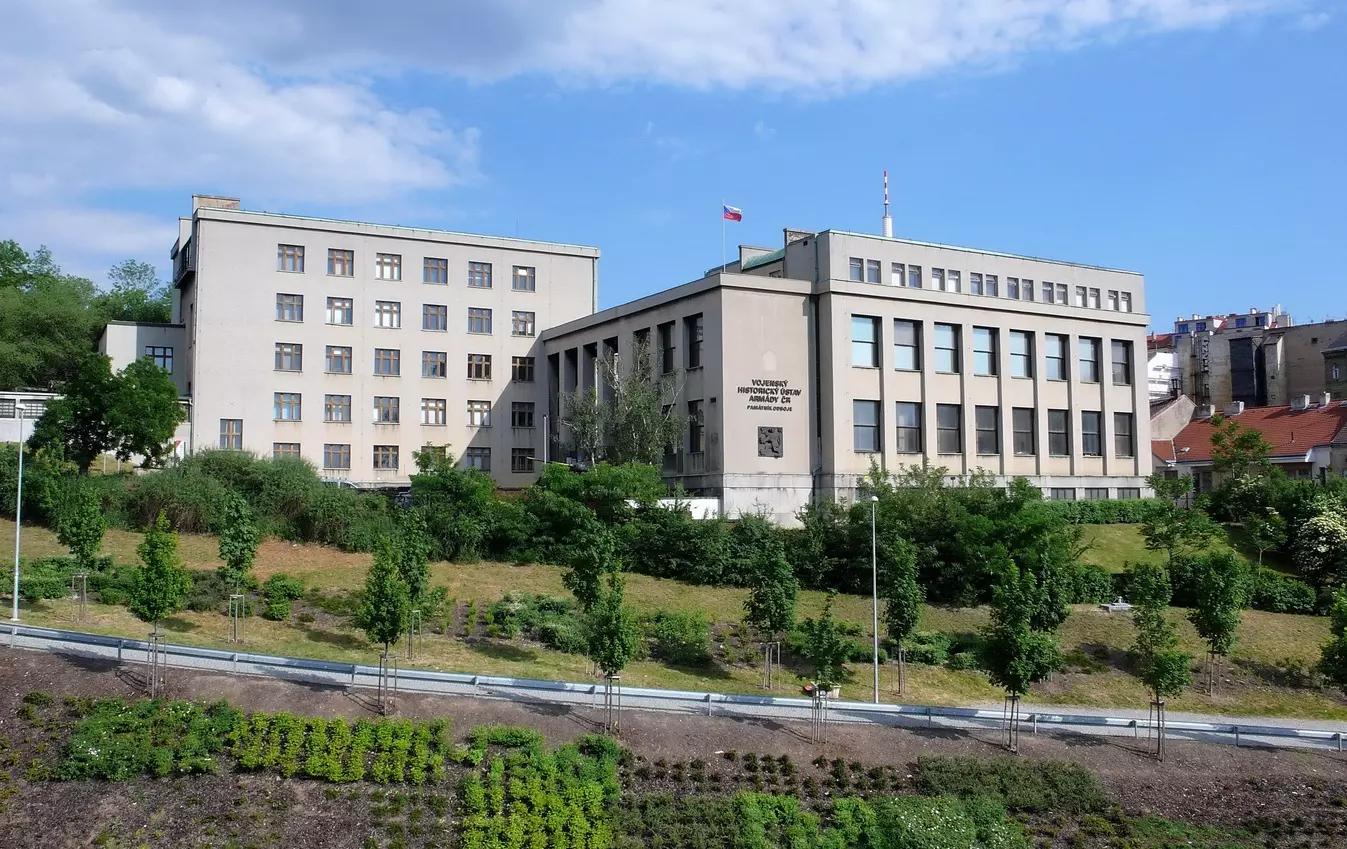pohled na budovu Armádního muzea na Žižkově