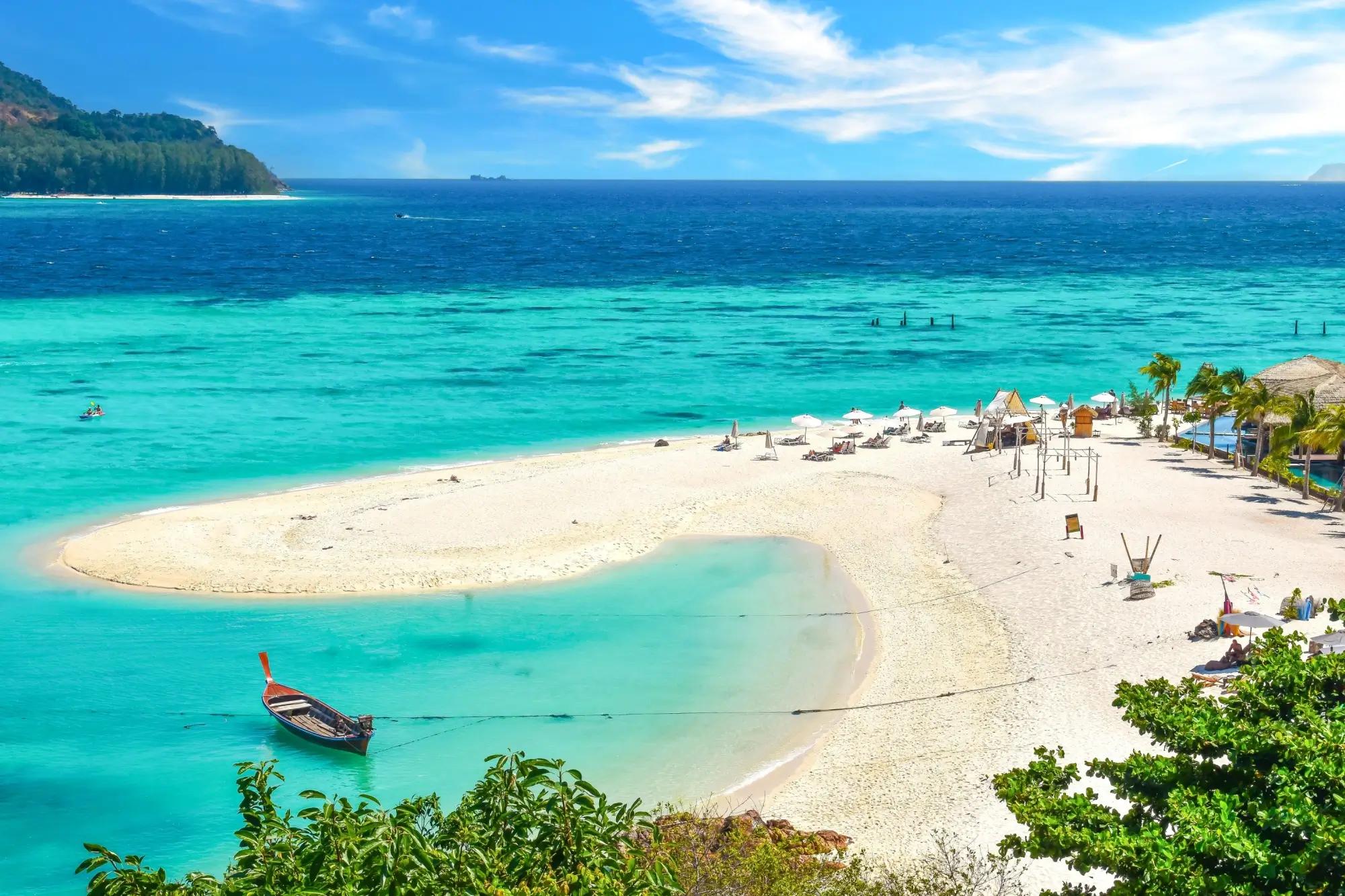 Thajský ostrov Koh Lipe láká nádhernou pláží. Zdroj: shutterstock.com