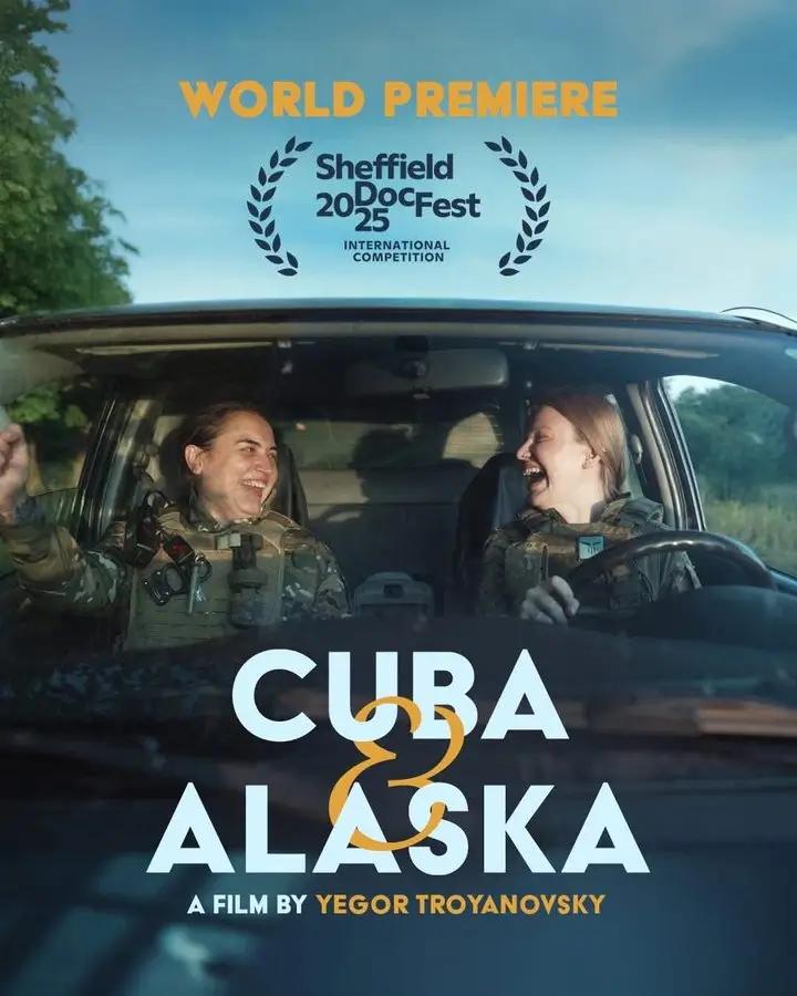 Plakát k Filmu na kterém dívky jedou v autě a smějí se