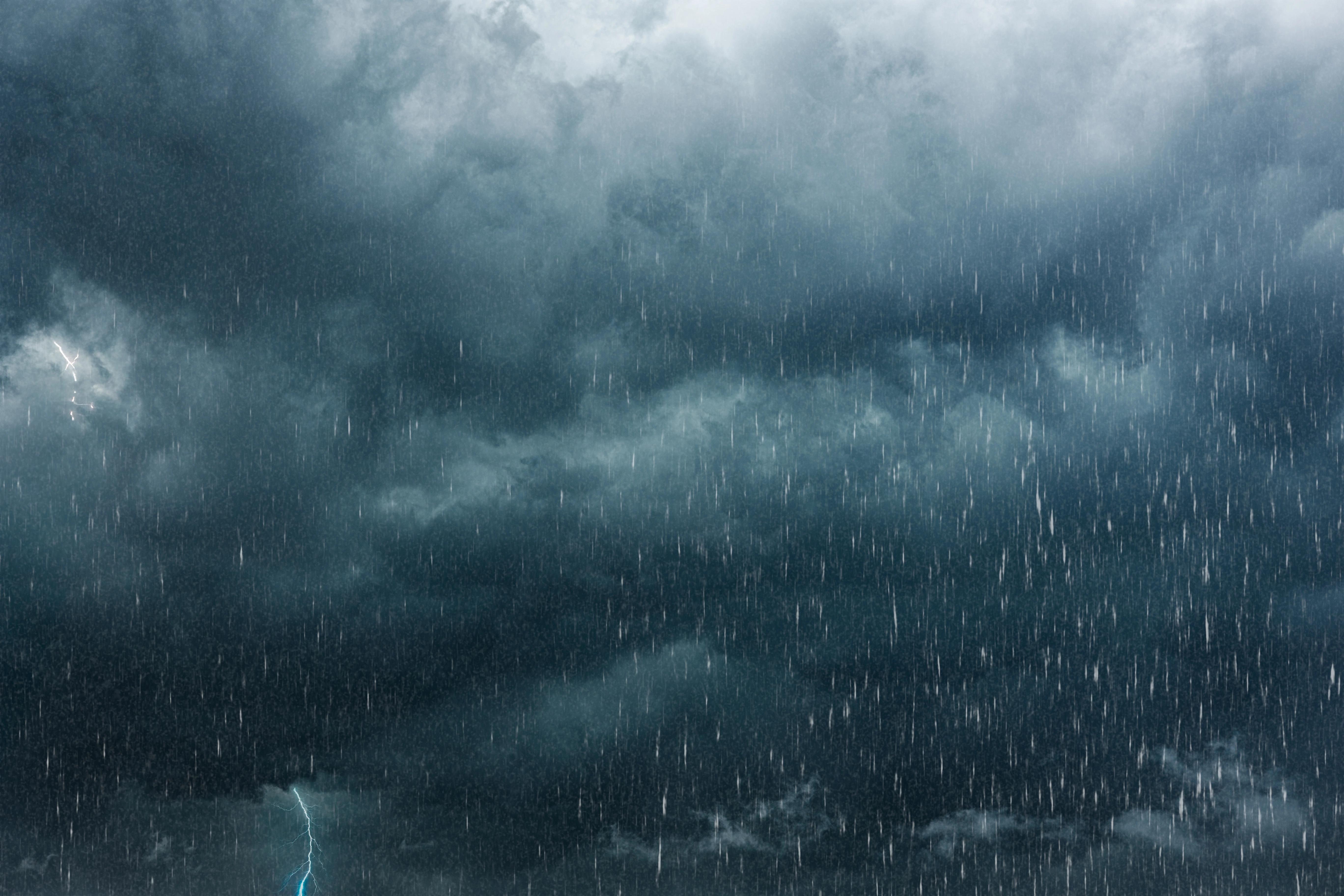 Zatažená obloha při dešti.