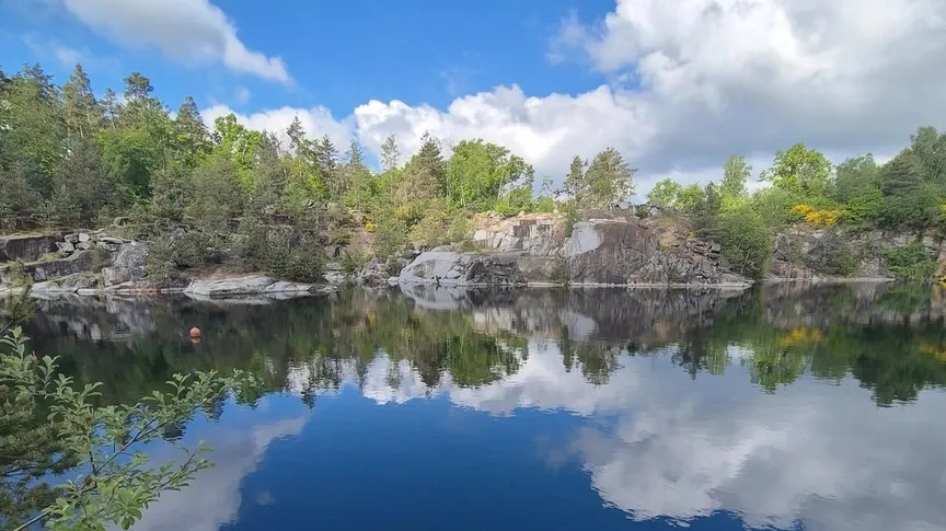 Češi objevili letní hit, který strčí do kapsy i nejznámější koupaliště. U Štětkovic čeká žulový lom s paddleboardy a zážitkem, na který jen tak nezapomenete.