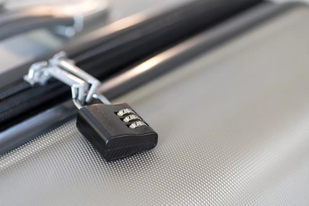 visací zámek na kufru