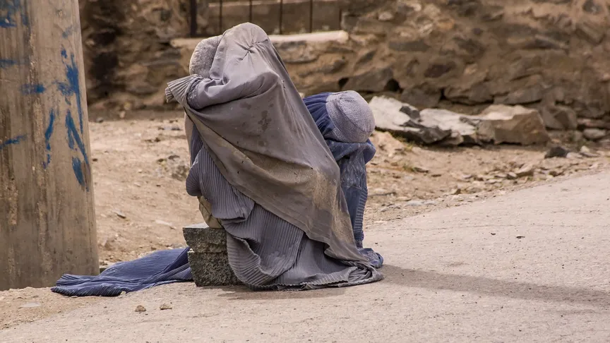 dvě žebračky na prašné cestě v Afghanistánu
