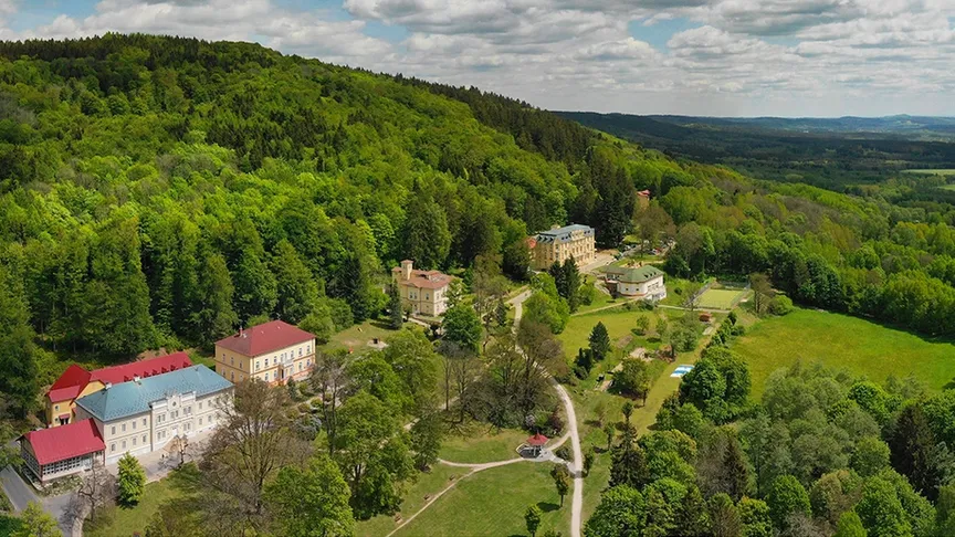 tyto lázně se ukrývají v lese a jsou krásné.