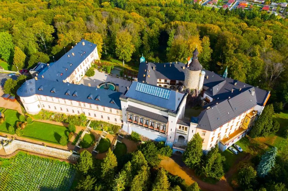 Zámek Zbiroh láká k návštěvě nejen v létě.