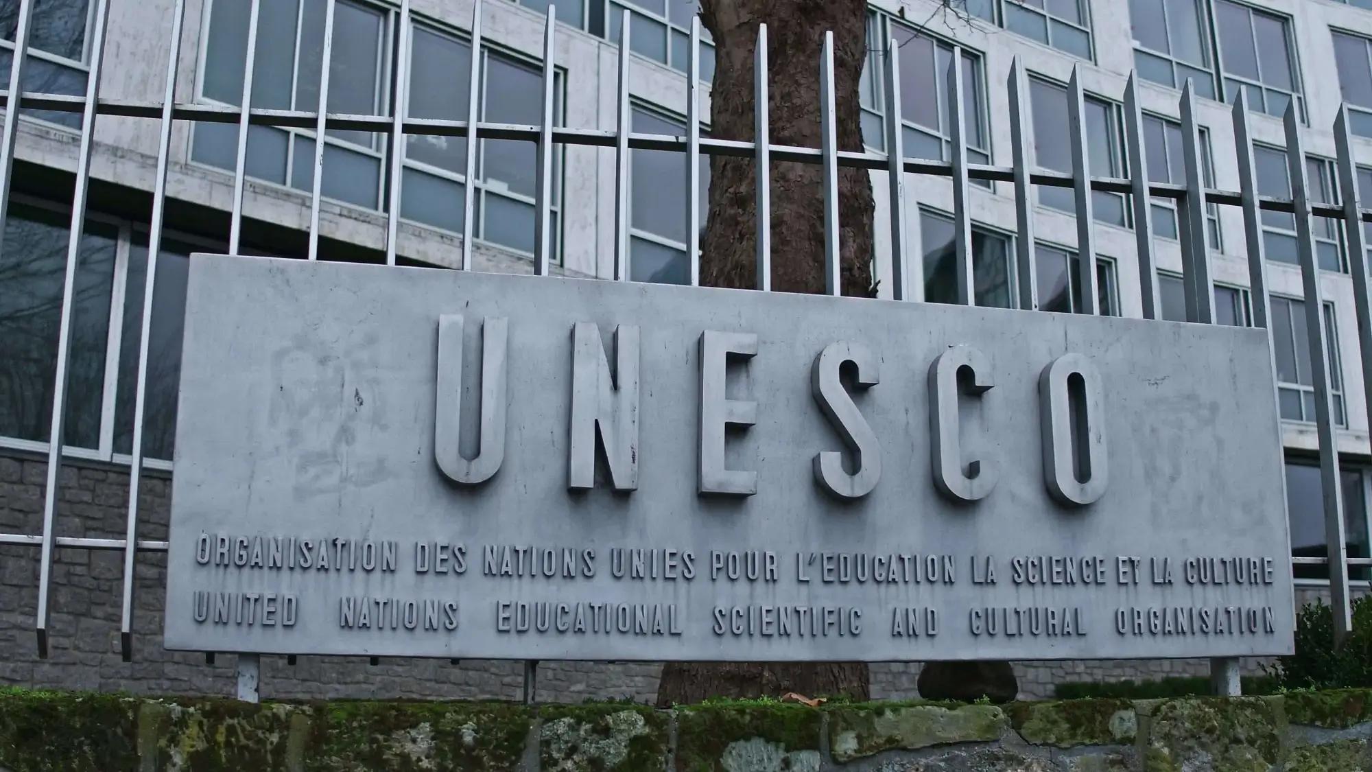 UNESCO, organizace, která zachovává dědictví národů pro další generace.