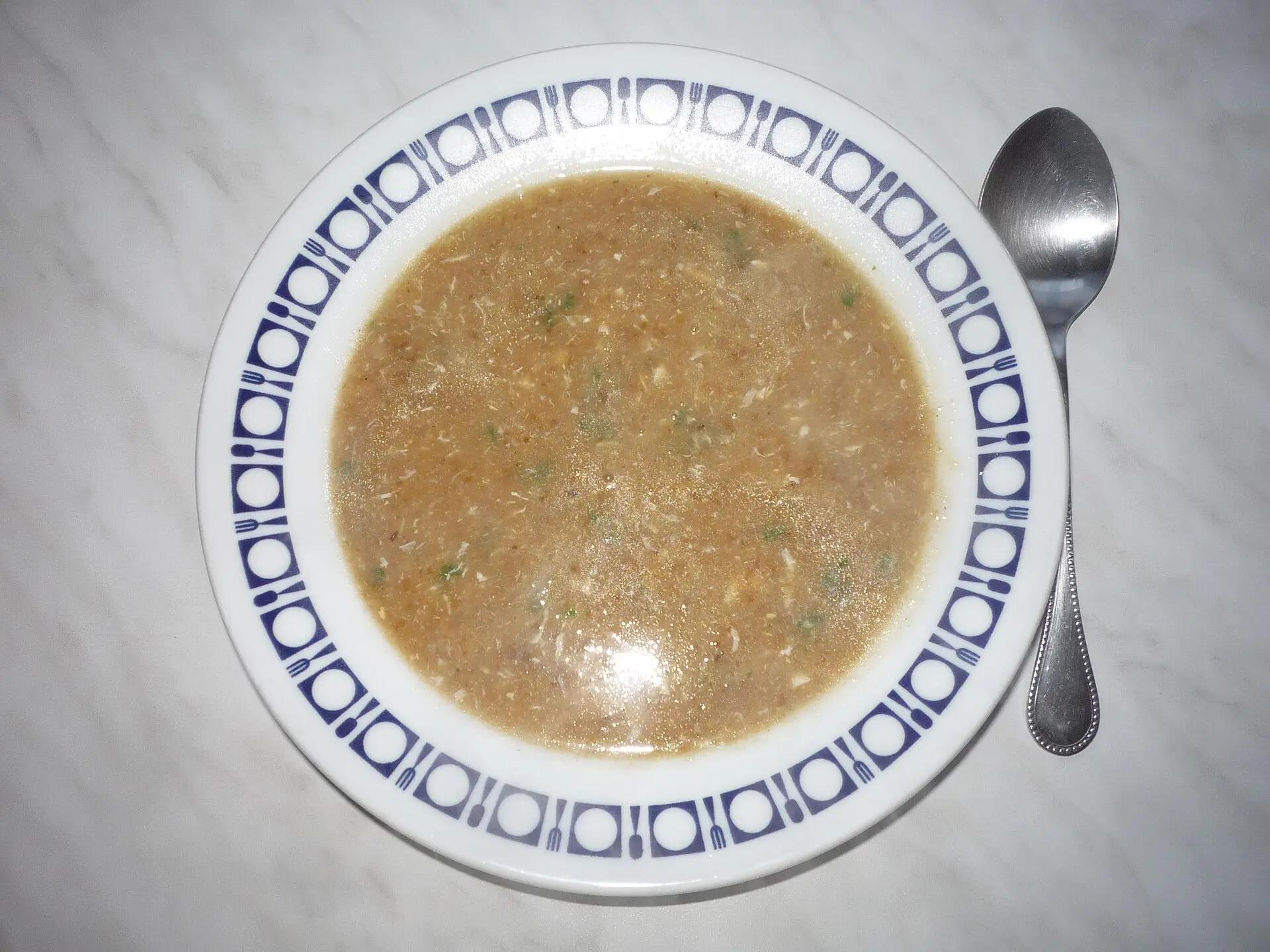 Základem chlebové polévky je starý chleba, který už by nikdo nejedl.