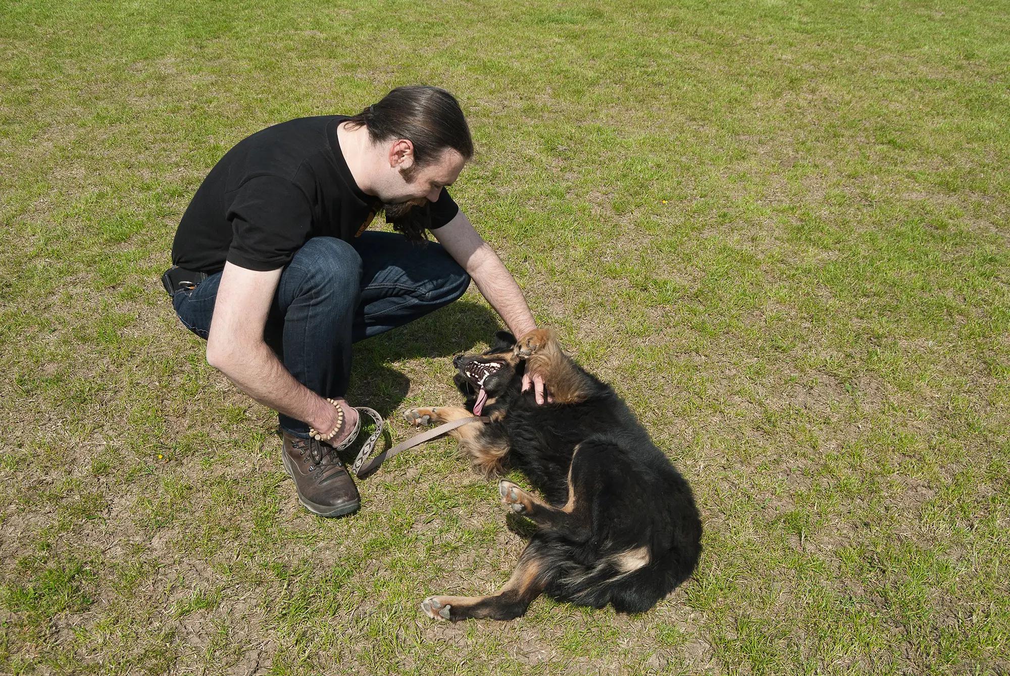 páníček si hraje se psem