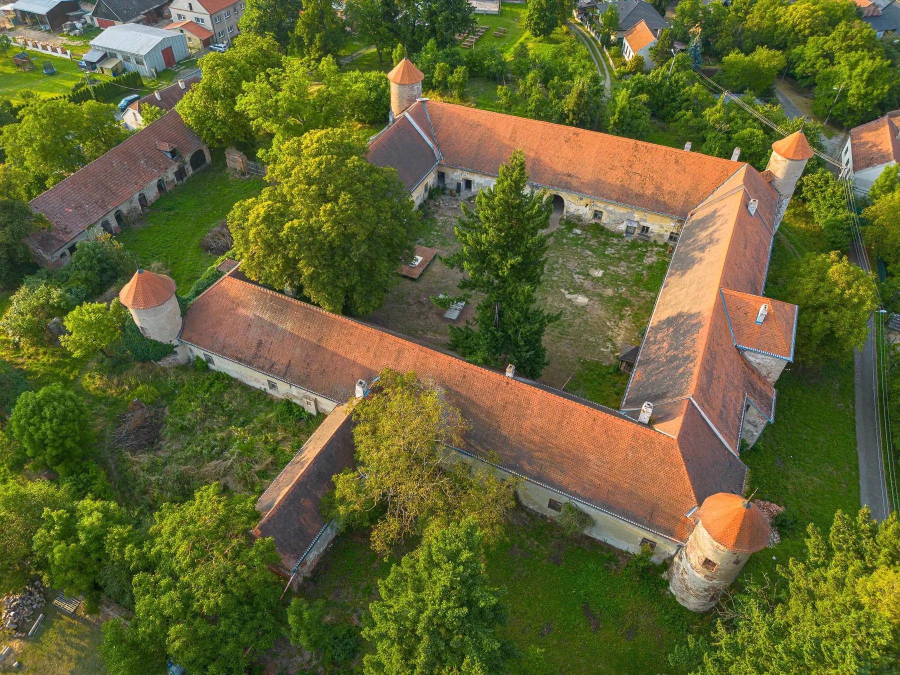 Pohled na zámek Ptení z výšky