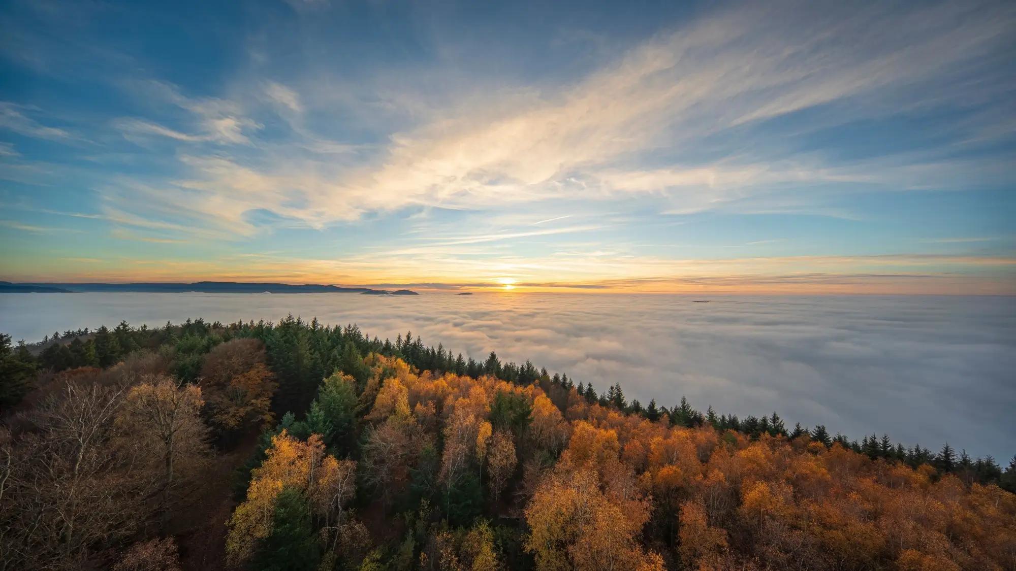Podzimní inverze zachycená z vrcholků hor