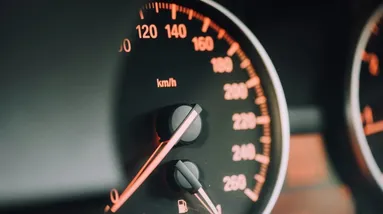 Platí nová povinná výbava auta, o které Češi neví.