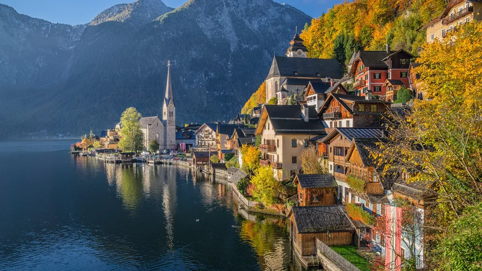 Léto, které vás donutí přehodnotit sandály: Tady bez mikiny nevyrazíte ani na krok.