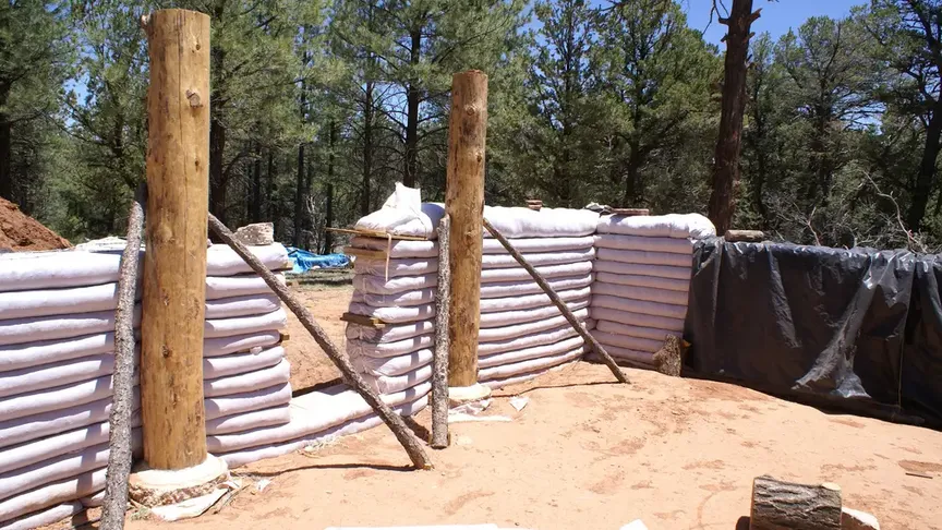 rozestavěná stavba pomocí stavební techniky SuperAdobe