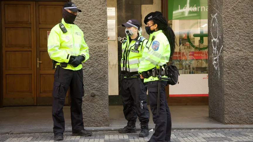 Policisté stojí venku