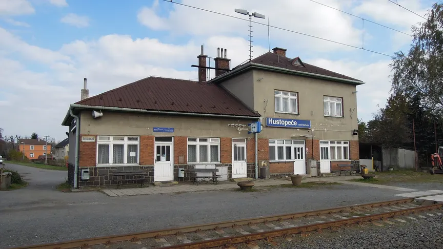 Po třech měsících ticha se trať u Hustopečí probouzí. Vlaky se vrací, ale místní stále mluví o tom, co se tu opravdu stalo.