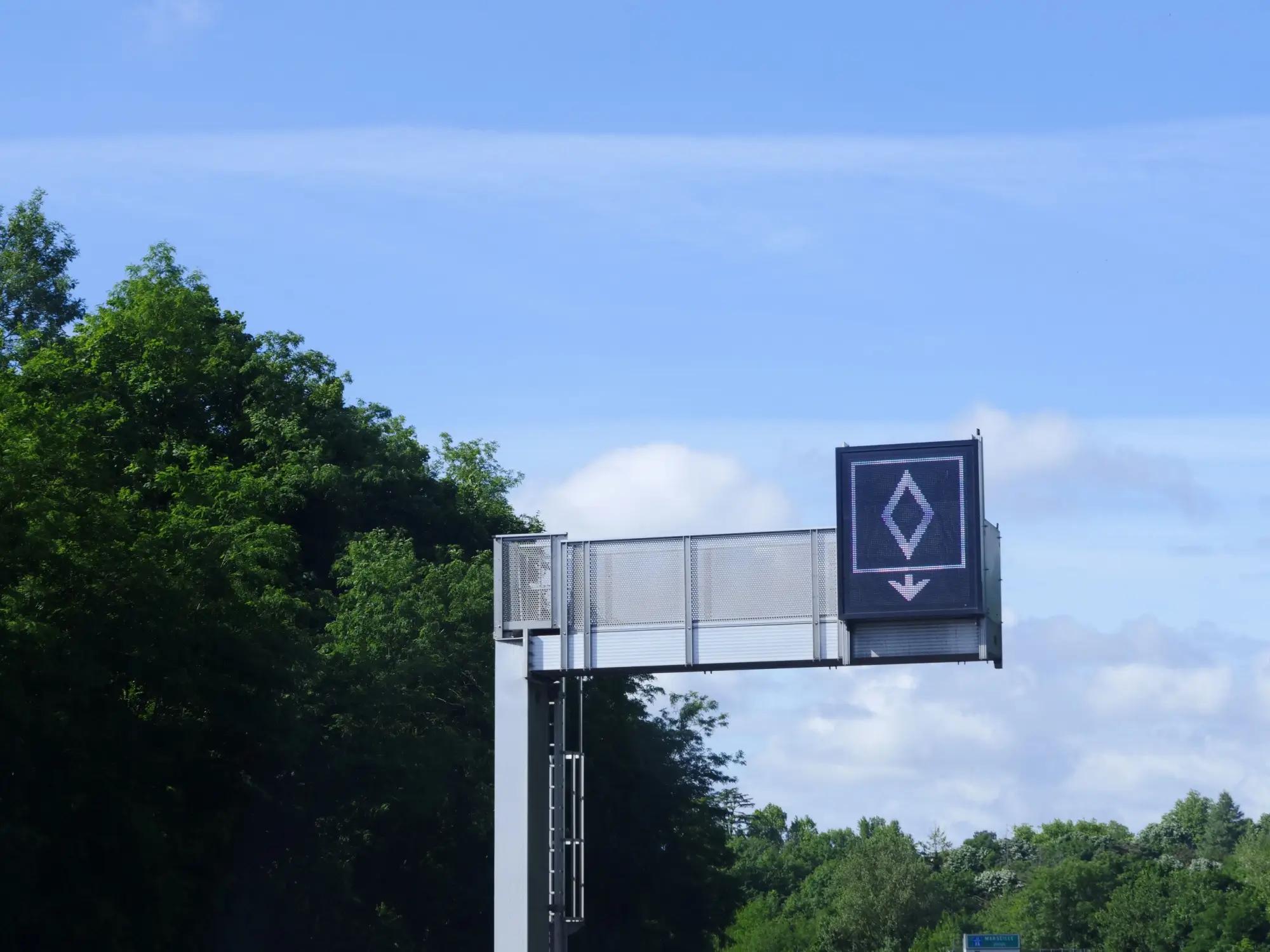 Co tato značka znamená? V autě musí jet aspoň dva lidé!