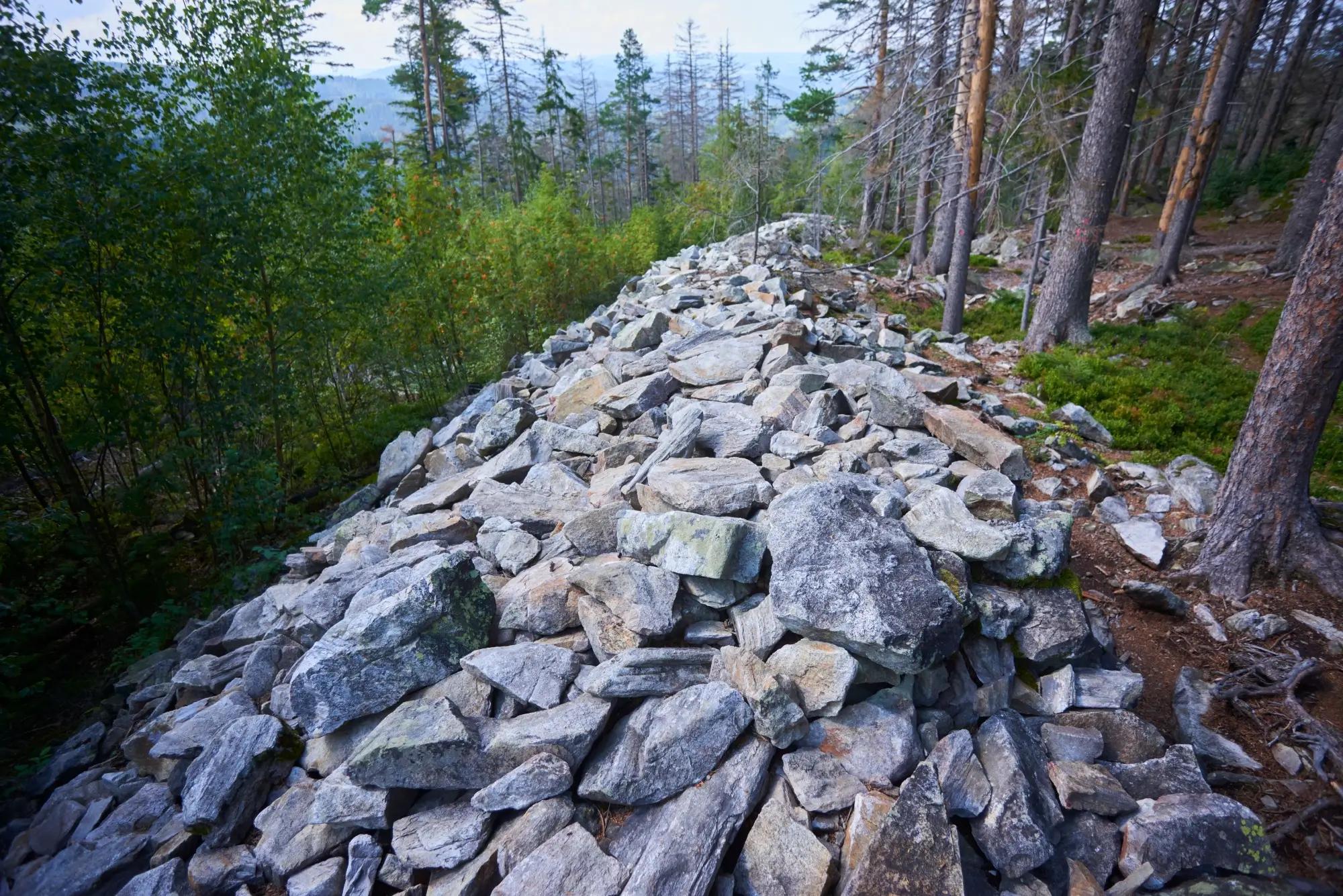 Pohled na zbytky Obřího hradu obklopené stromy