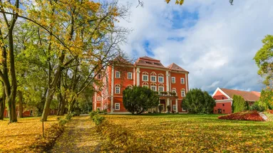 Zámek Dětenice v podzimních barvách