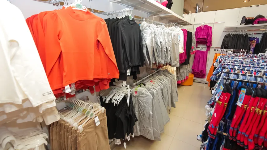 Kdo chce nakoupit levněji, měl by zbystřit. Nové řetězce startují v červnu a slibují slevy, jaké tu nebyly.