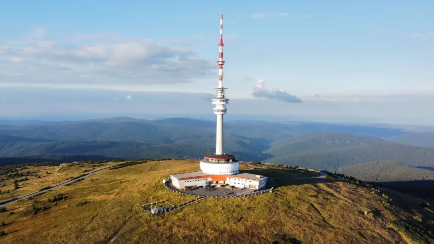 Na obrázku se nachází hora Praděd a výhled do jeho okolí.
