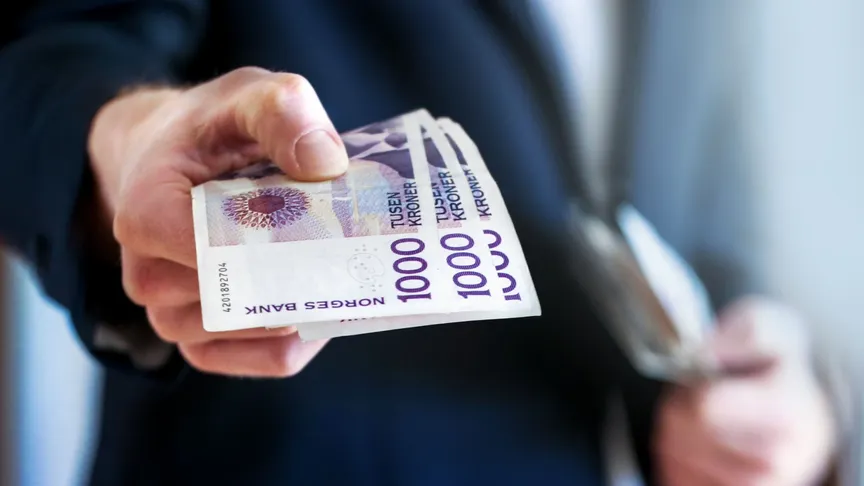 Muž podává peníze za dobře odvedenou práci