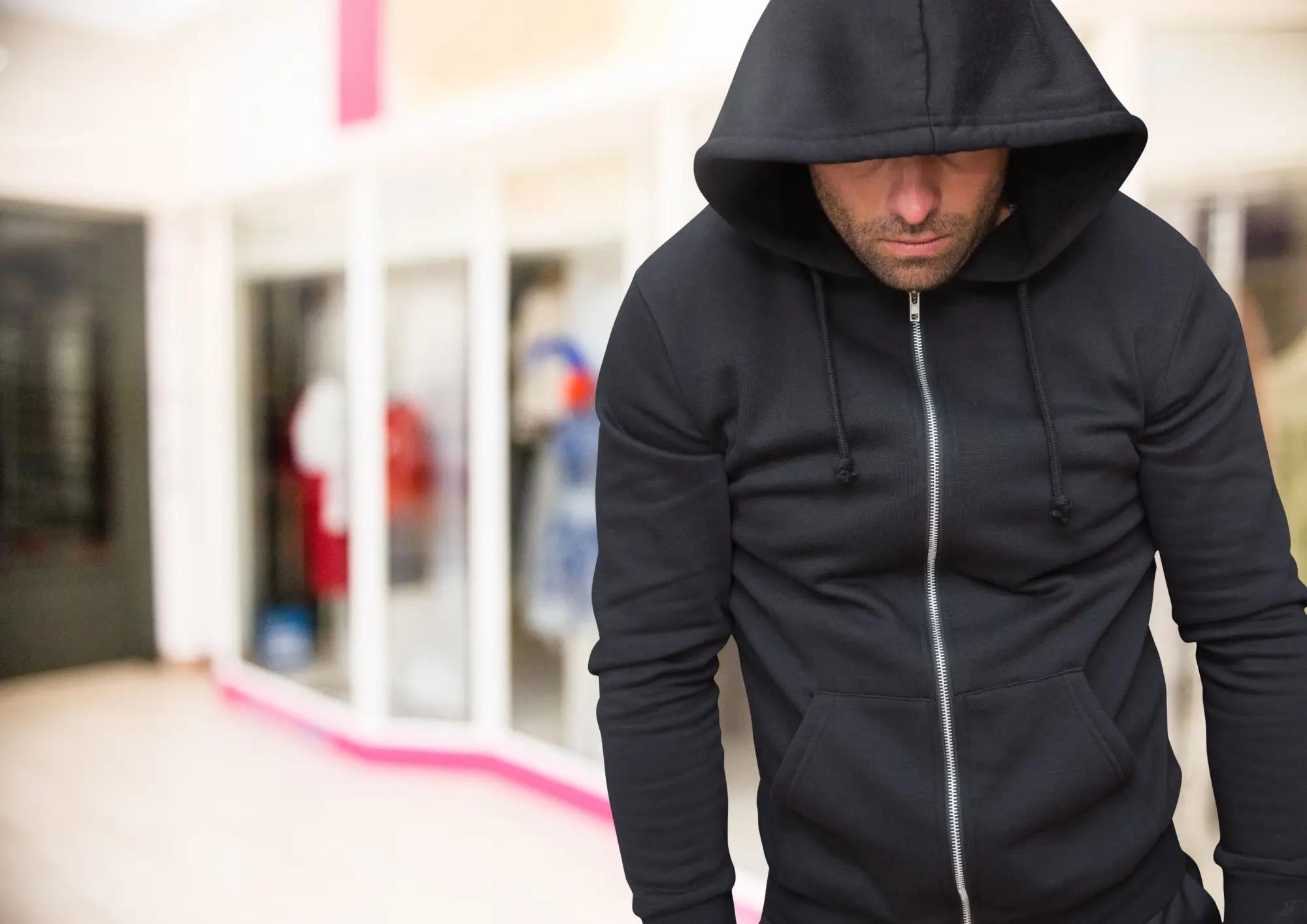 Zloděj se schovává pod kapucí