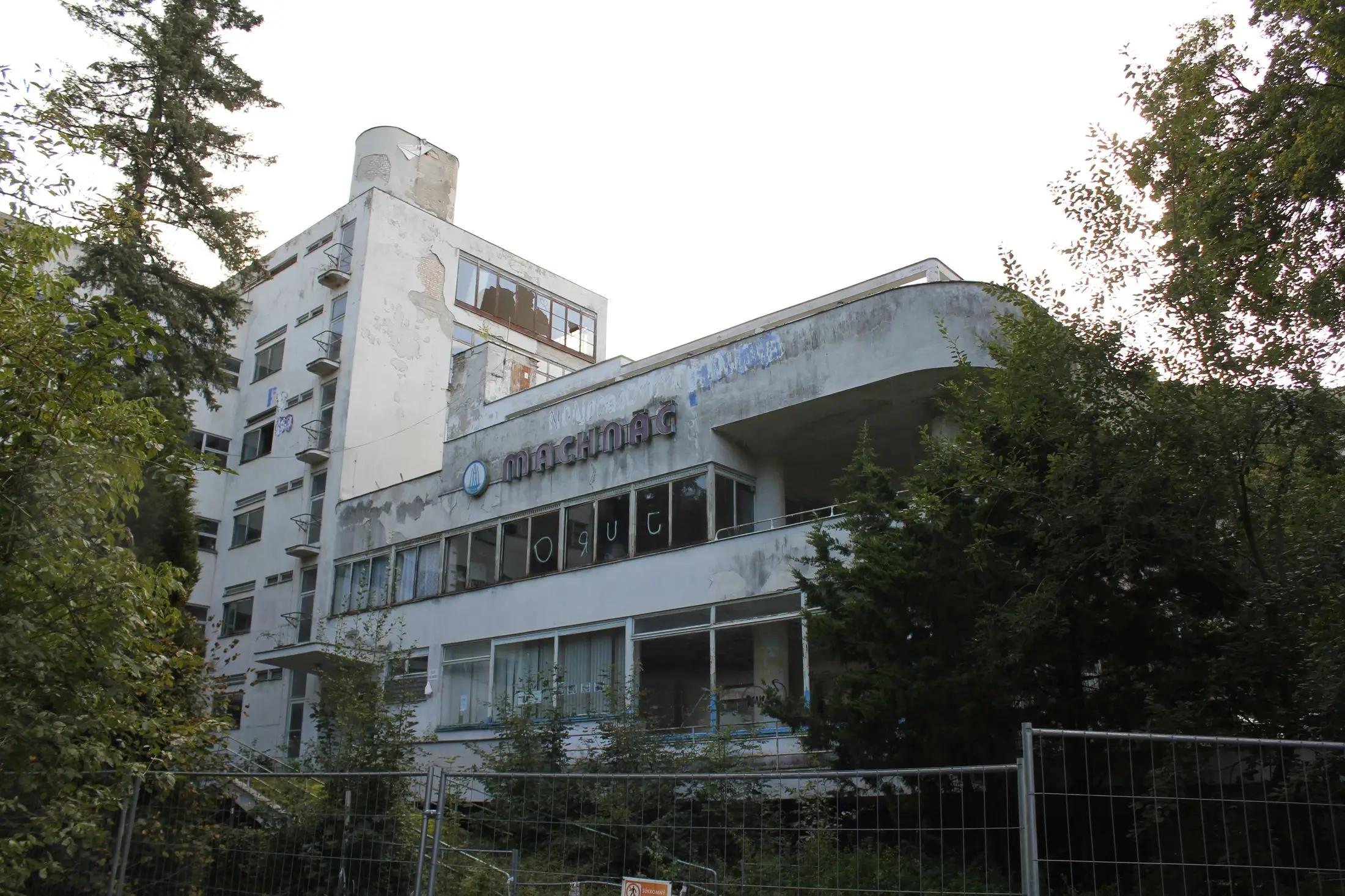 Zchátralá lázeňská budova Machnáč.