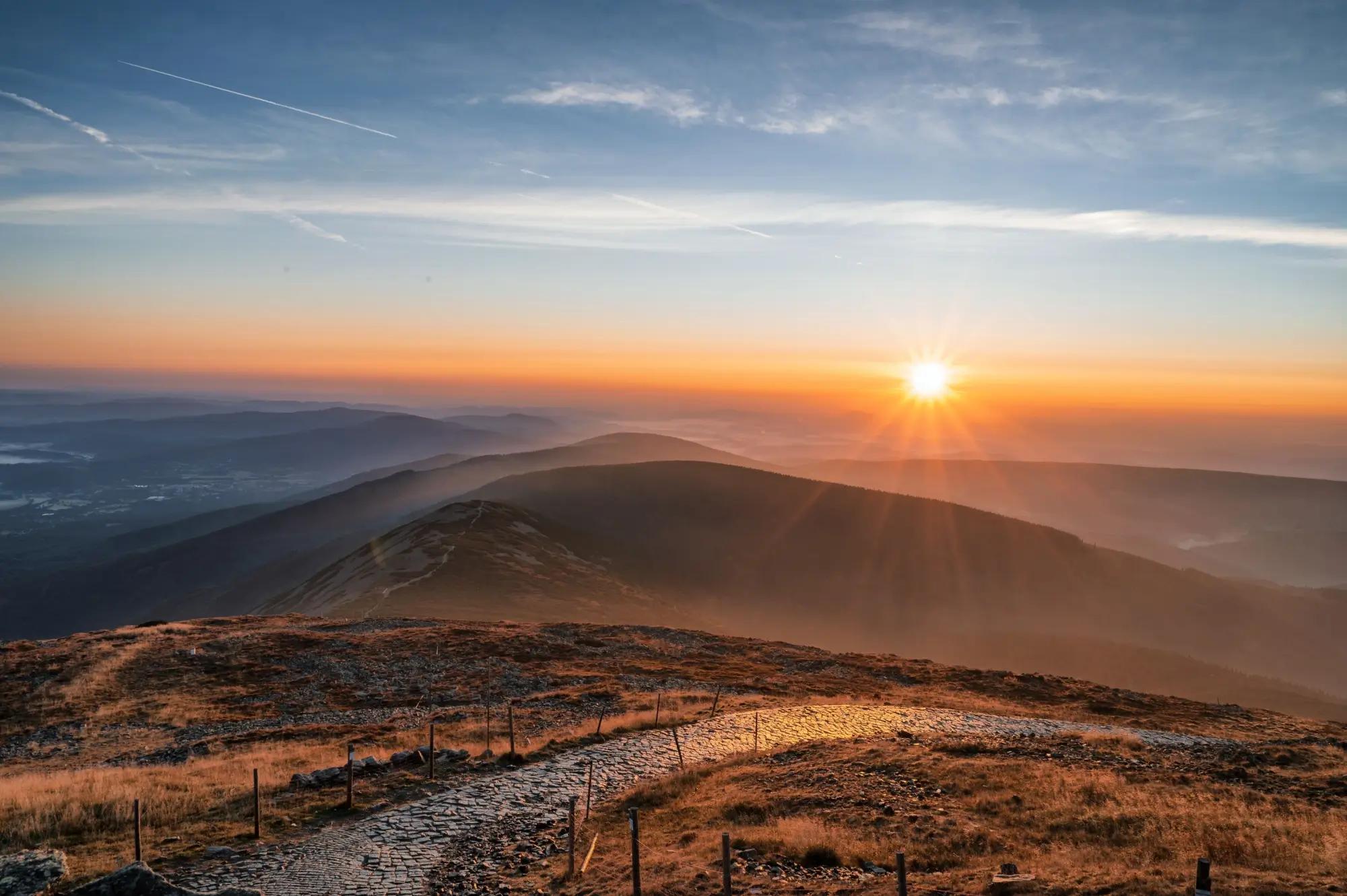 Východ slunce pod Sněžkou