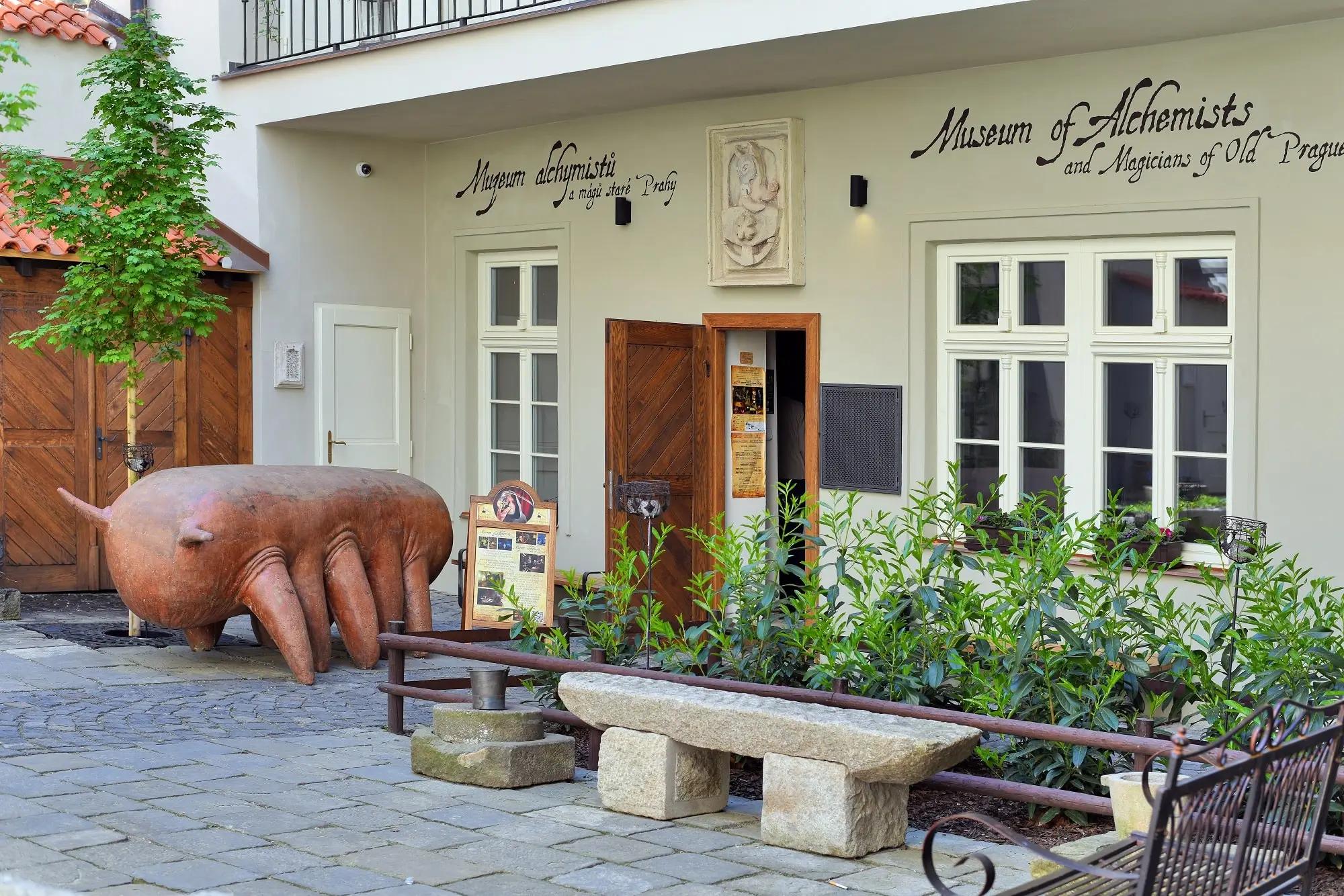 Dům na Malé Straně nese svědectví o magiích na císařském dvoře. 