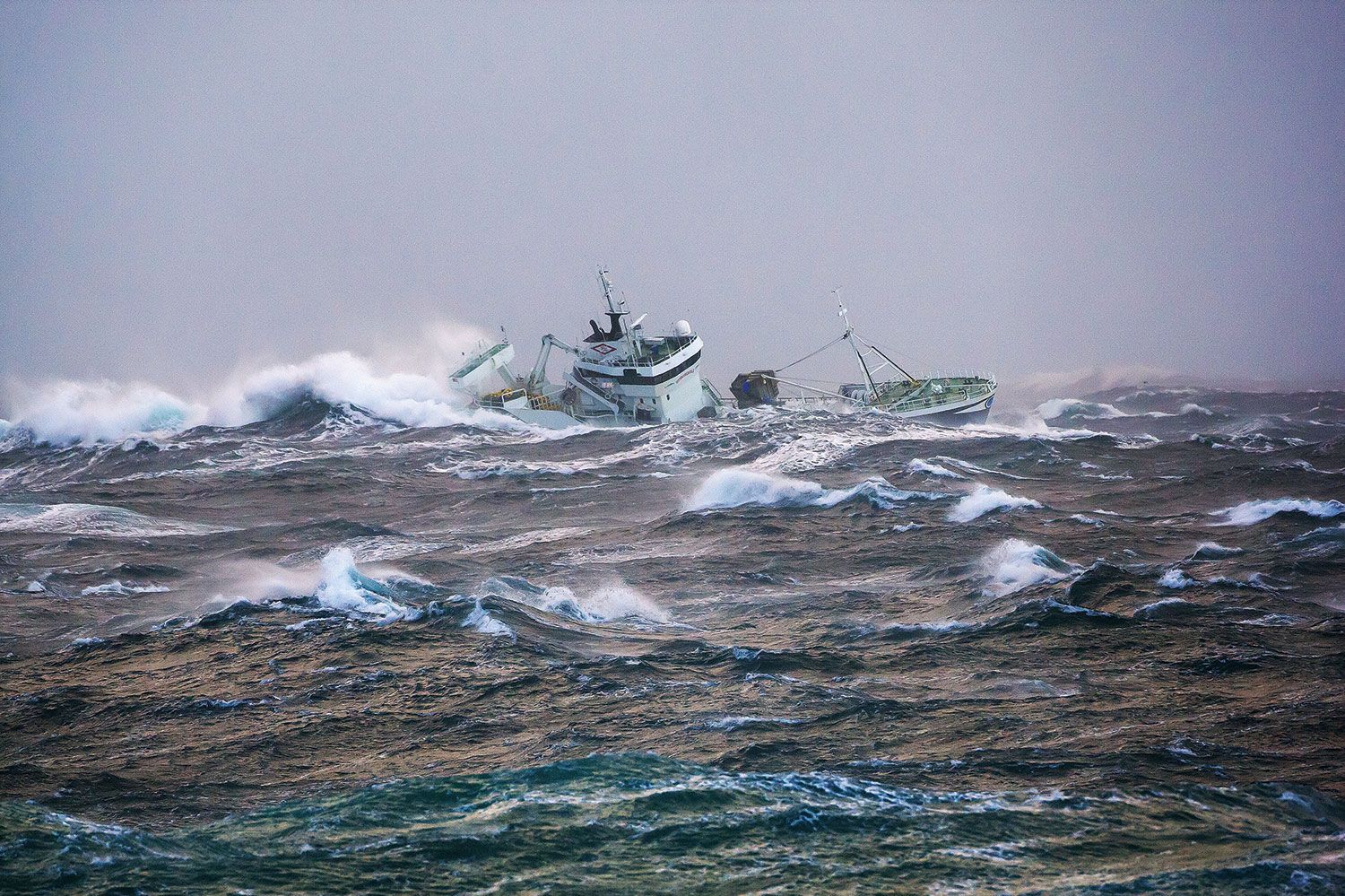 Lodě na moři během bouře