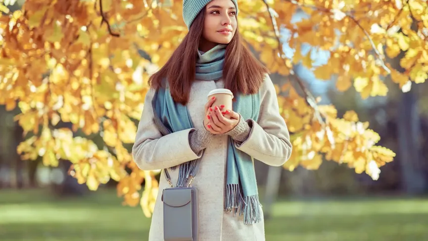 žena v podzimním outfitu
