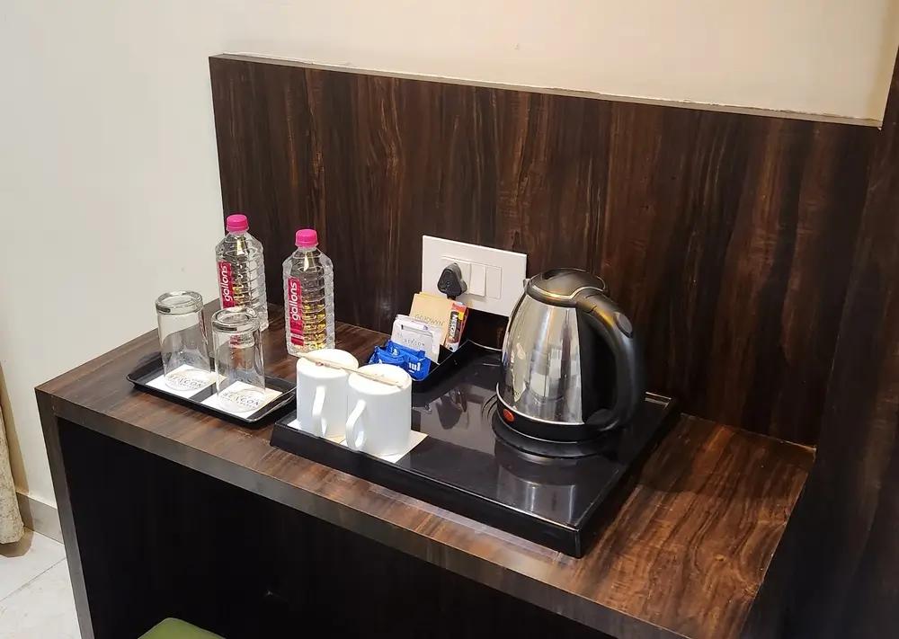 Rychlovarná konvice v hotelovém pokoji