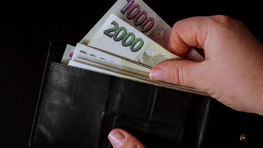 Bankovky v hodnotě 2000 a 1000 kč v peněžence. Zdroj: Shutterstock