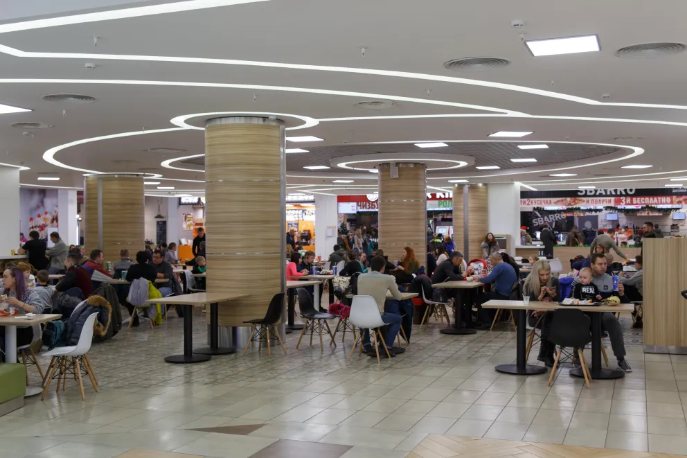 V jídelní restauraci obchodního domu dnes praskalo ve švech.