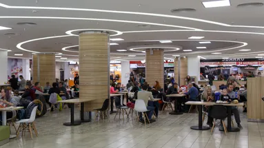 V jídelní restauraci obchodního domu dnes praskalo ve švech.