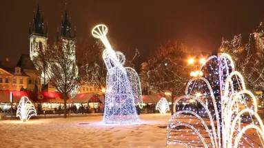 vánoční ozdoby a zasněžené náměstí