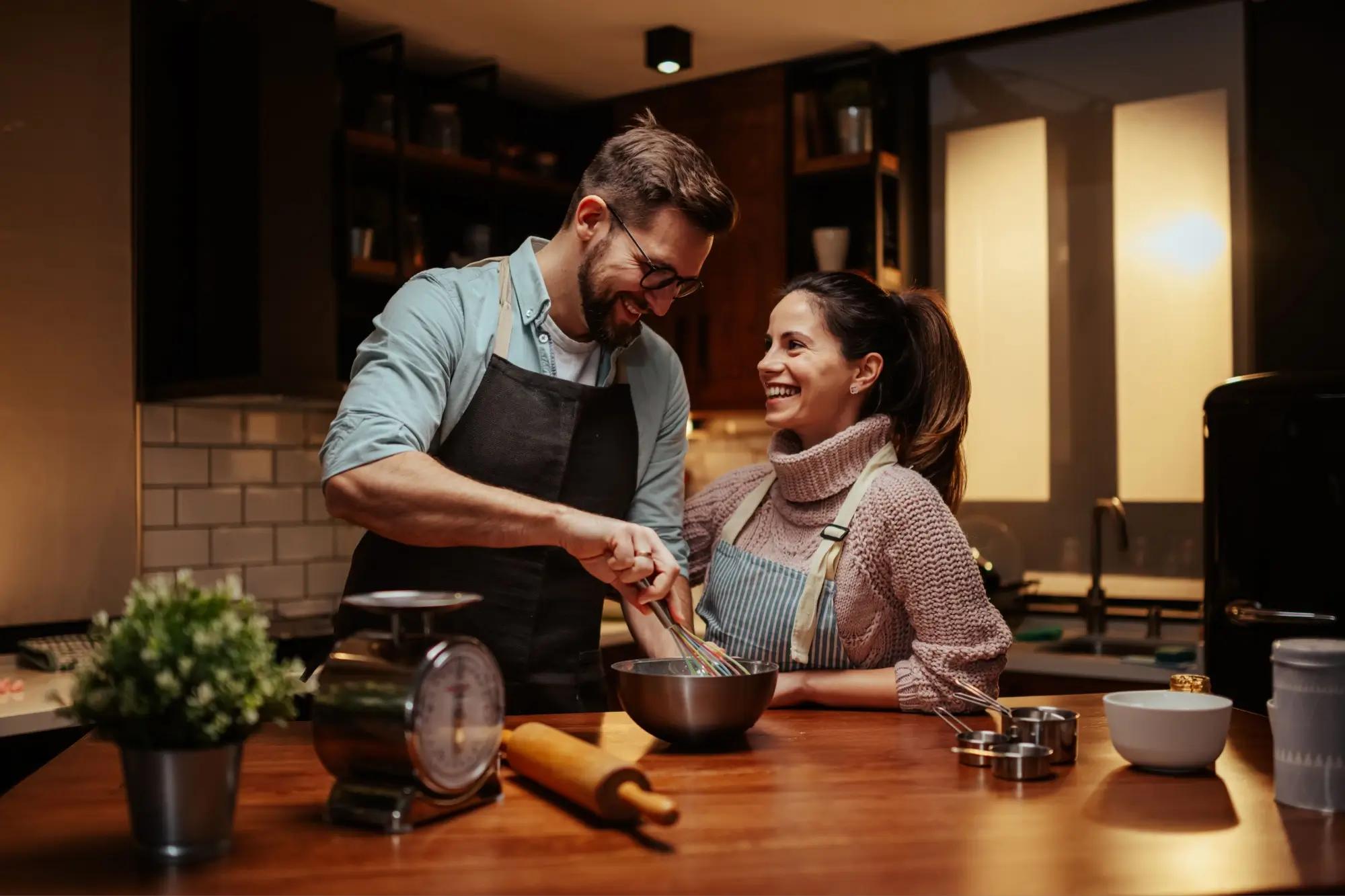 Muž a žena vaří v kuchyni