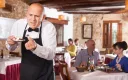 Nepoctivý číšník v restauraci