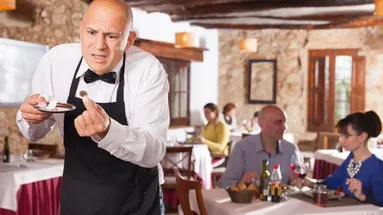 Nepoctivý číšník v restauraci