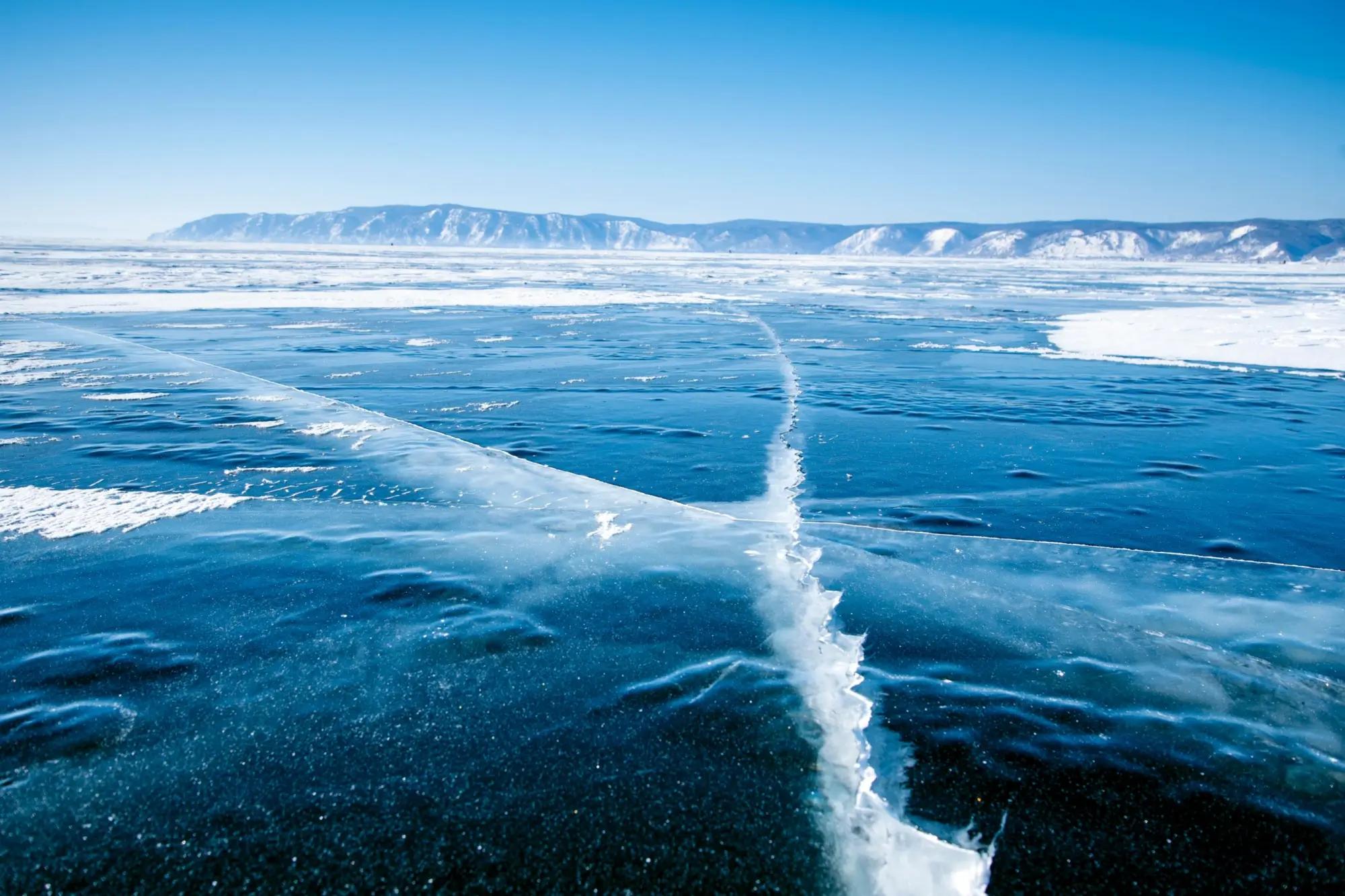 Bublinky na hladině jezera Bajkal způsobené únikem metanu