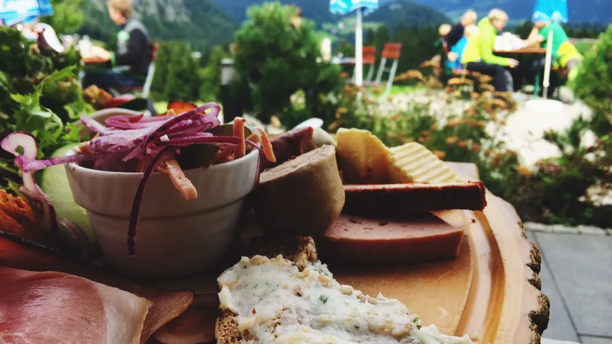 Nádherná vesnice pod horami láká turisty z celého světa.